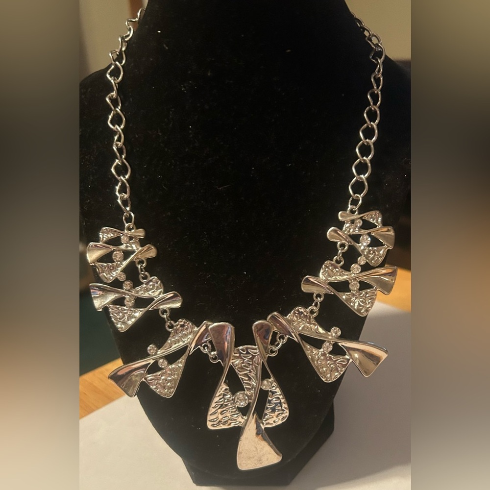 Elegant Silver Necklace With Clear Crystal Accents